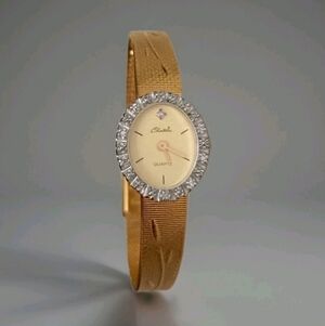 Vintage Gold Tones Quartz Women's Wristwatch With Floral Details